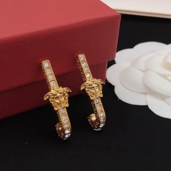 Earrings that attract attention in early spring 2023SS VERSACE Versace Earrings that attract attention in early spring 2023SS VERSACE Versace